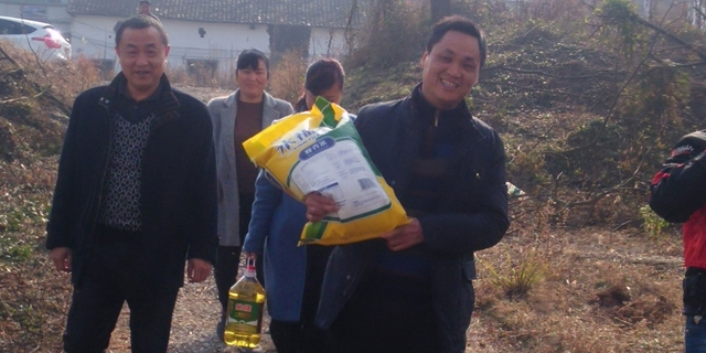 这个冬天不太冷，扶贫慰问情意浓