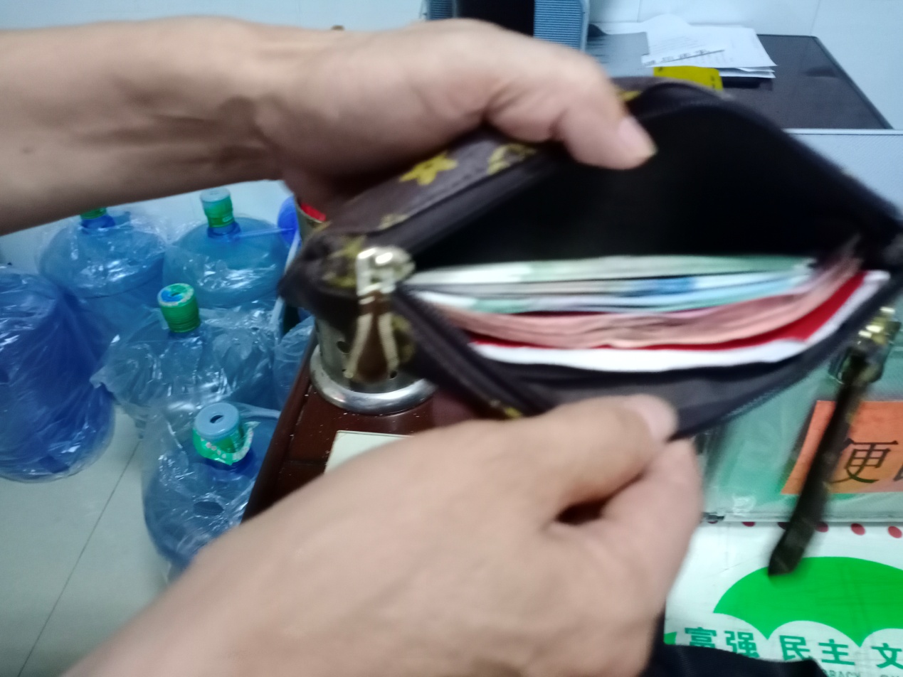 EBET易博万华汽车站陈金凤拾金不昧