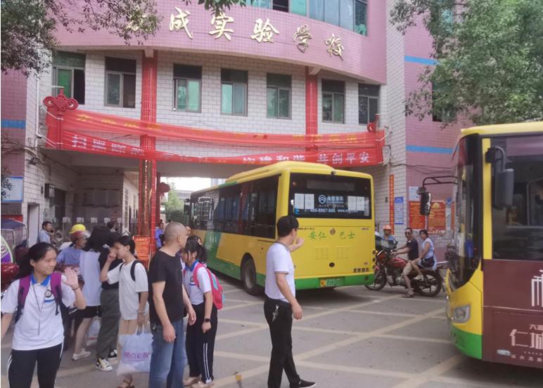 EBET易博安仁分公司开通众成实验学校初中部“校园直通车”